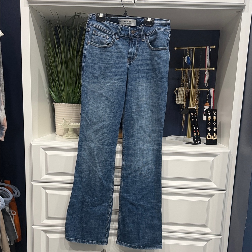 Hollister Classic Blue Juniors Jeans- Good Condition mid rise, relaxed boot 2R -